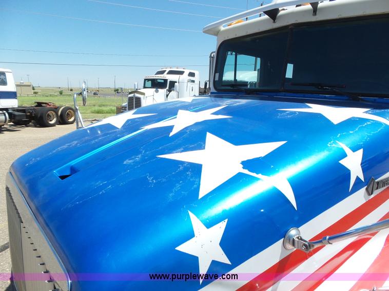 image for item J6040 1996 International 9600 semi truck