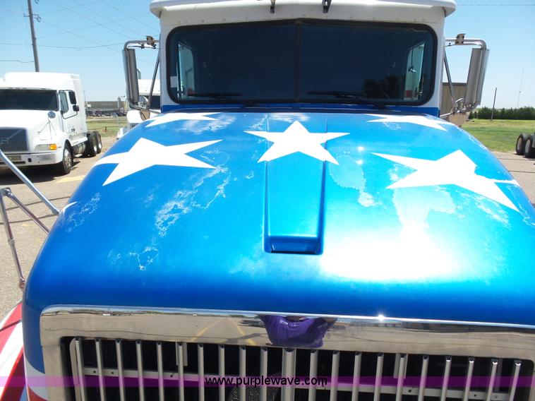 image for item J6040 1996 International 9600 semi truck