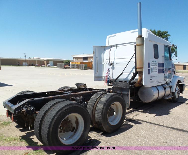 image for item J6041 1990 Volvo WIA semi truck