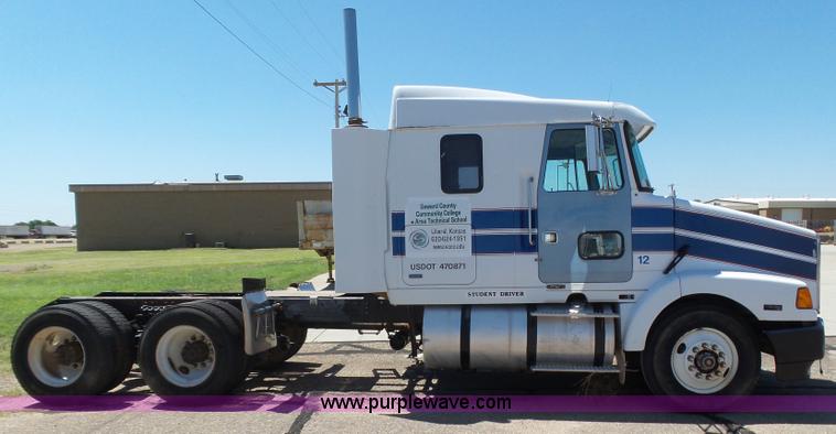 image for item J6041 1990 Volvo WIA semi truck