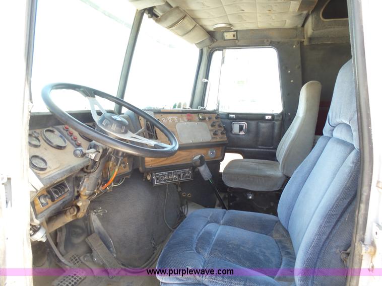 image for item J6041 1990 Volvo WIA semi truck