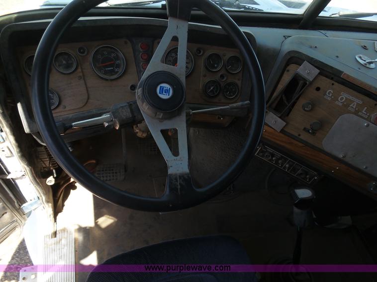 image for item J6041 1990 Volvo WIA semi truck