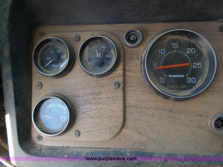 image for item J6041 1990 Volvo WIA semi truck