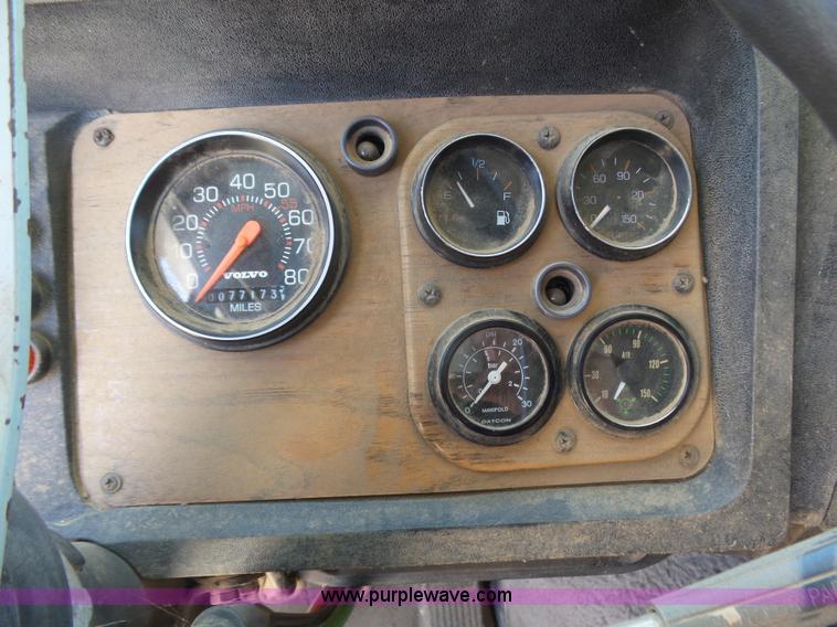 image for item J6041 1990 Volvo WIA semi truck