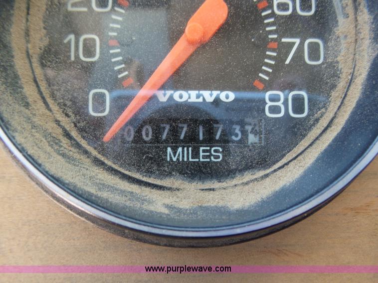 image for item J6041 1990 Volvo WIA semi truck