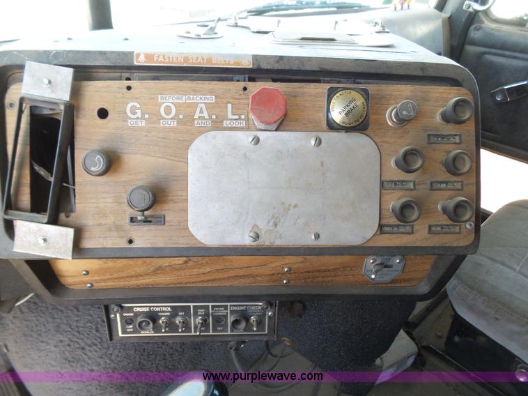 image for item J6041 1990 Volvo WIA semi truck