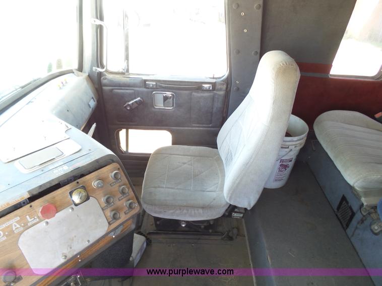 image for item J6041 1990 Volvo WIA semi truck