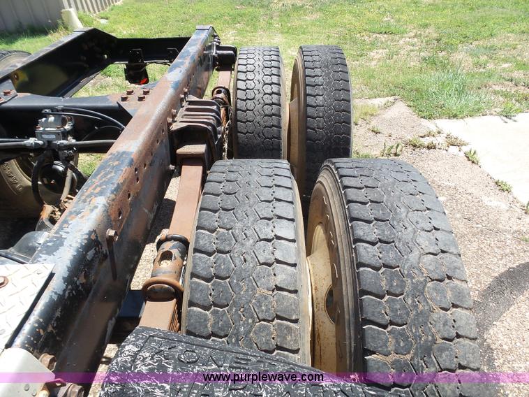 image for item J6041 1990 Volvo WIA semi truck