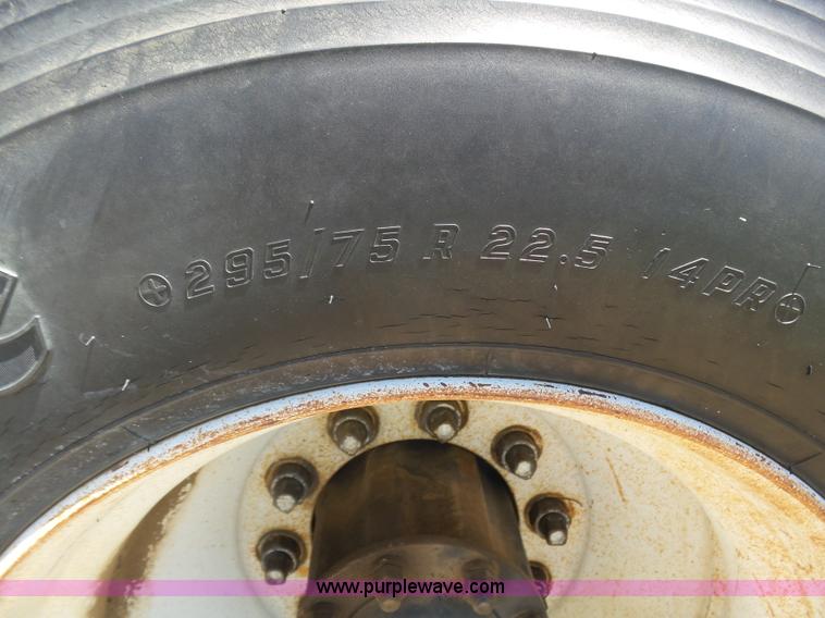 image for item J6041 1990 Volvo WIA semi truck