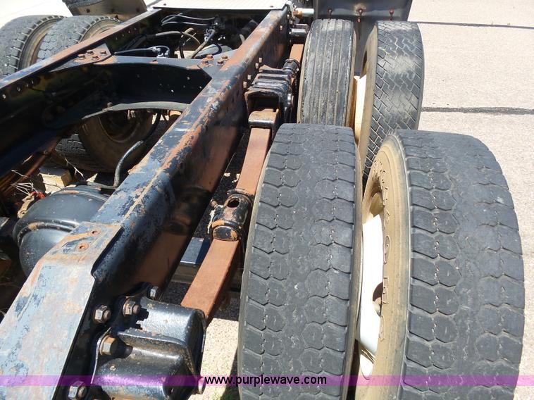 image for item J6041 1990 Volvo WIA semi truck