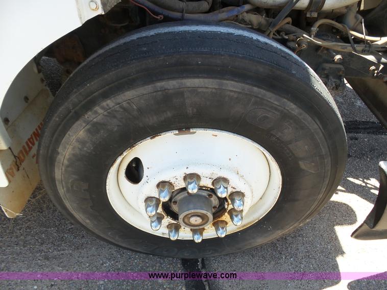 image for item J6041 1990 Volvo WIA semi truck