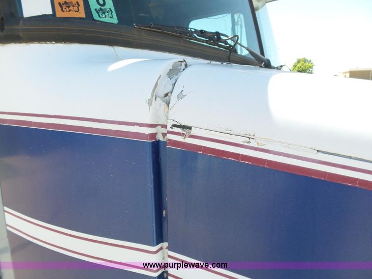 image for item J6041 1990 Volvo WIA semi truck