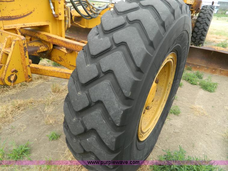 image for item J8875 1976 Caterpillar 140G motor grader