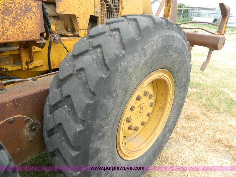 image for item J8875 1976 Caterpillar 140G motor grader