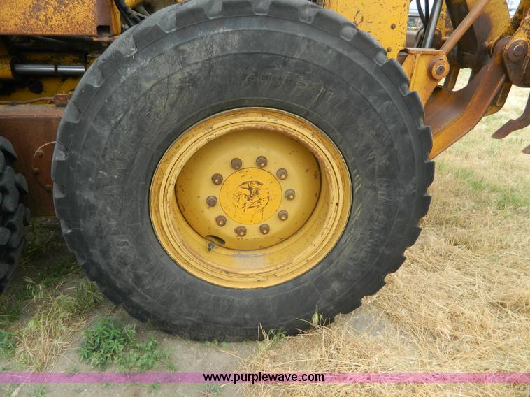 image for item J8875 1976 Caterpillar 140G motor grader