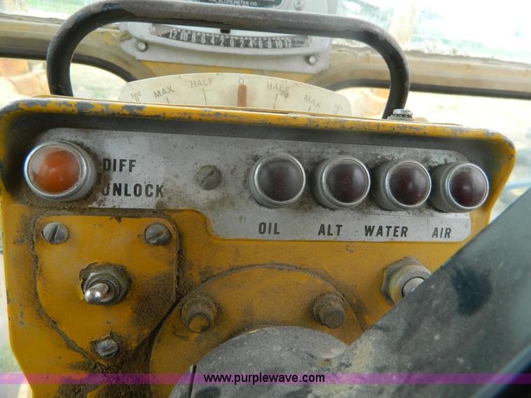 image for item J8875 1976 Caterpillar 140G motor grader