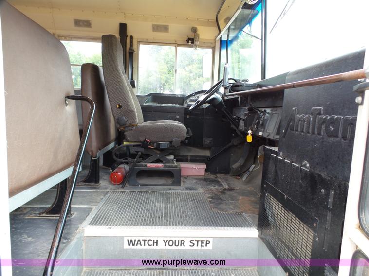 image for item K5431 2000 International 3800 school bus