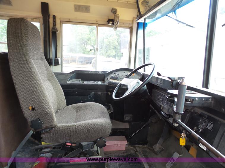 image for item K5431 2000 International 3800 school bus