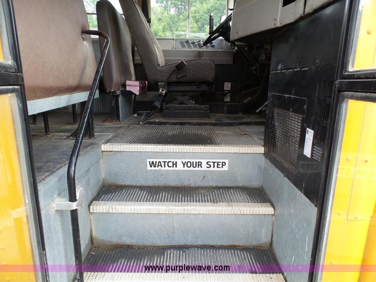 image for item K5433 2002 International 3800 school bus