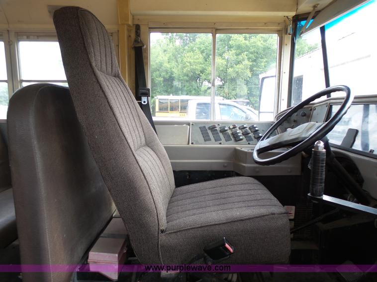 image for item K5433 2002 International 3800 school bus