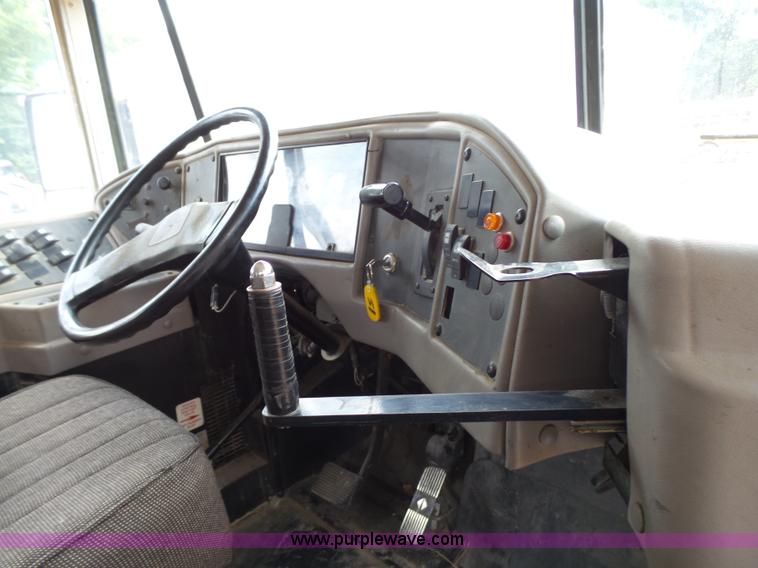 image for item K5433 2002 International 3800 school bus