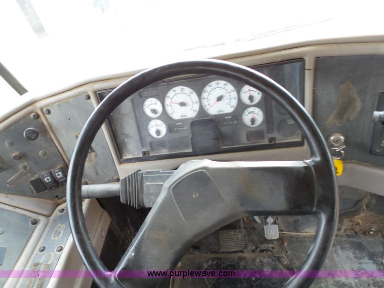 image for item K5433 2002 International 3800 school bus