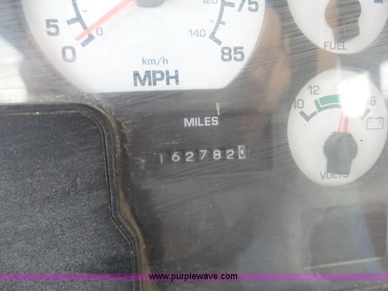 image for item K5433 2002 International 3800 school bus