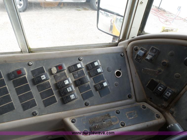 image for item K5433 2002 International 3800 school bus