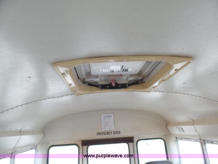 image for item K5433 2002 International 3800 school bus