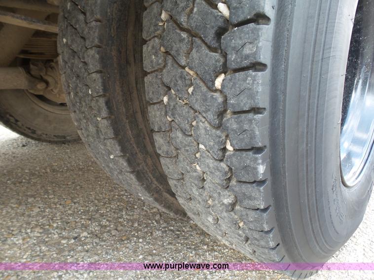 image for item K5433 2002 International 3800 school bus