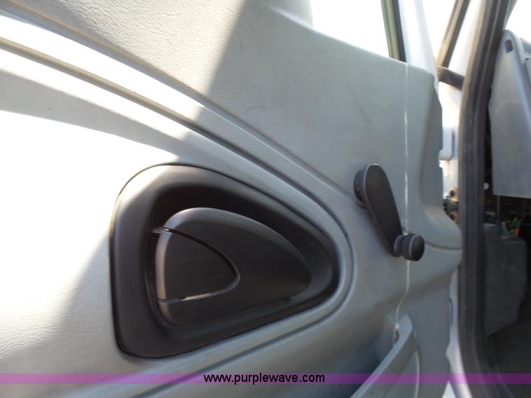 image for item K6937 2007 International 3200 shuttle bus