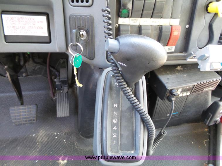 image for item K6937 2007 International 3200 shuttle bus