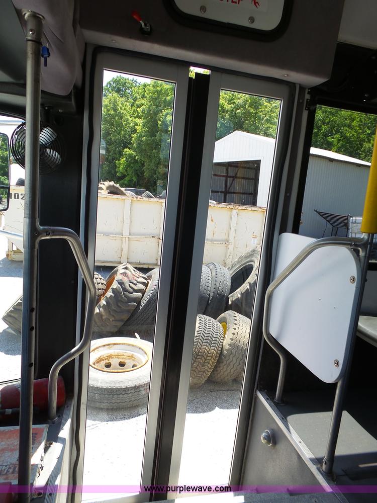 image for item K6937 2007 International 3200 shuttle bus