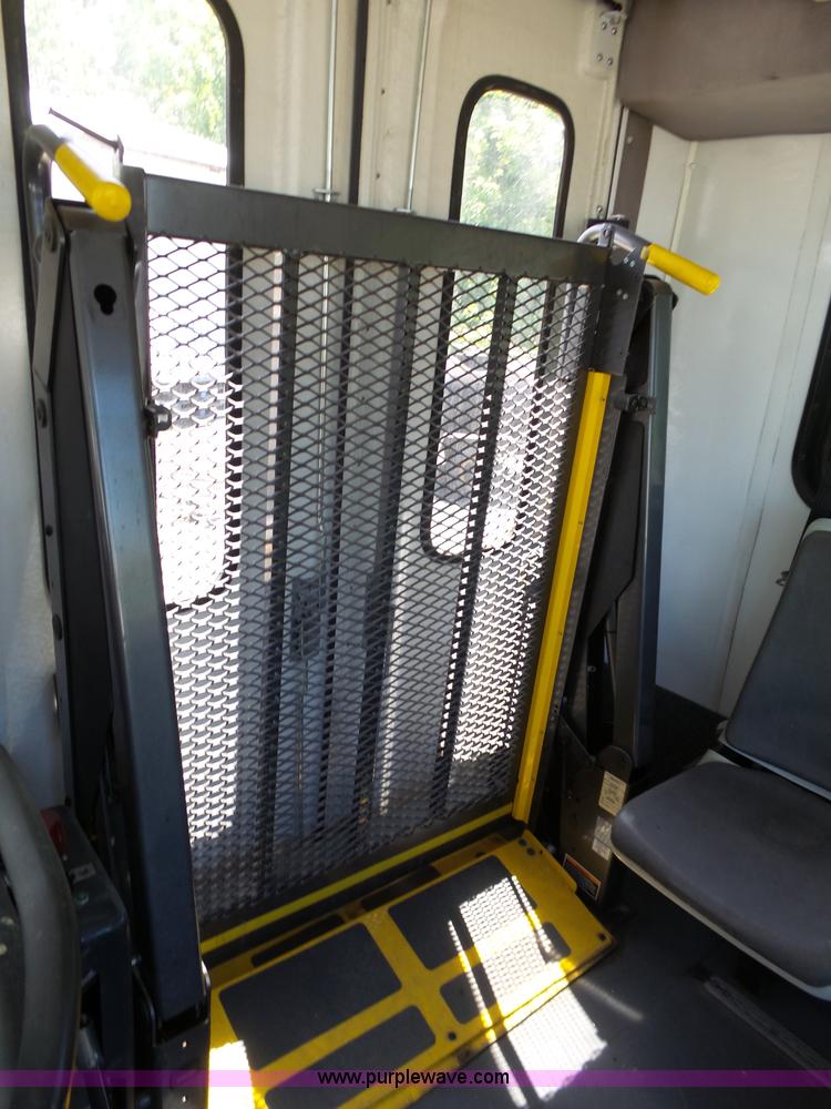 image for item K6937 2007 International 3200 shuttle bus