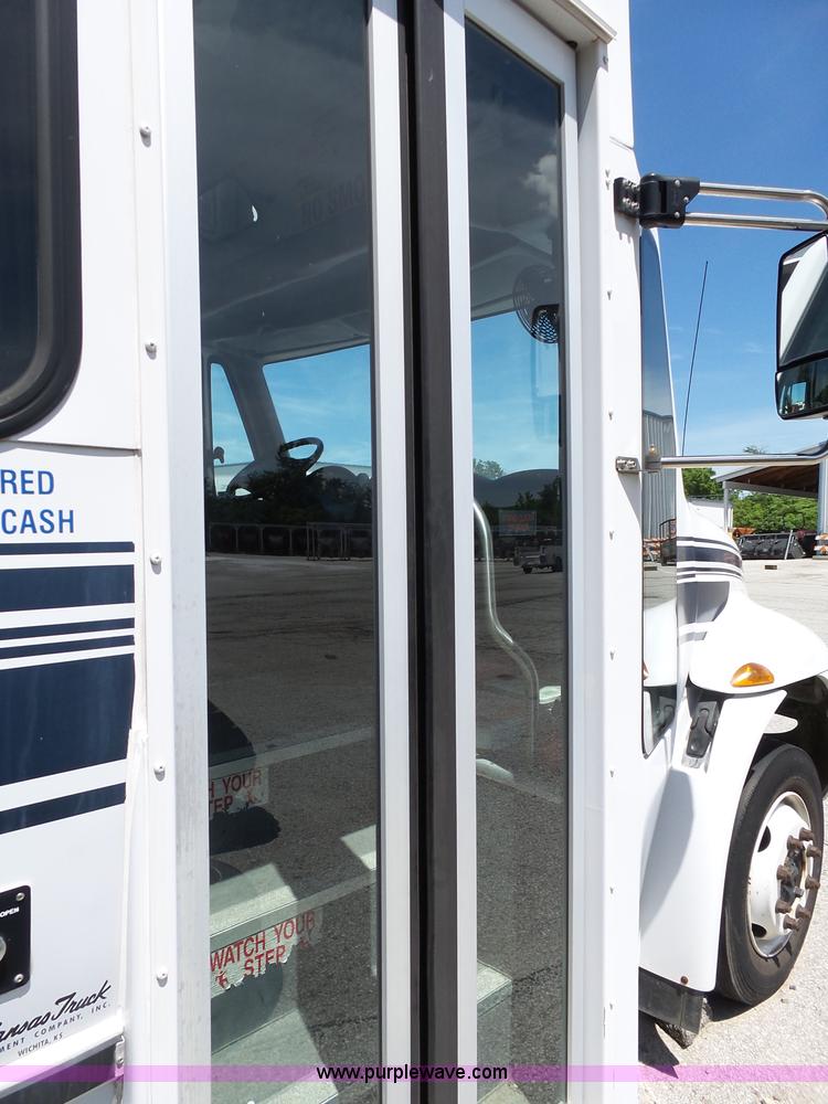 image for item K6937 2007 International 3200 shuttle bus