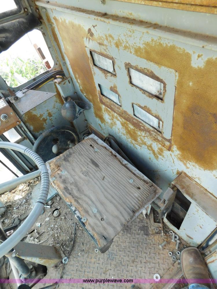 image for item L5888 Gleaner C combine