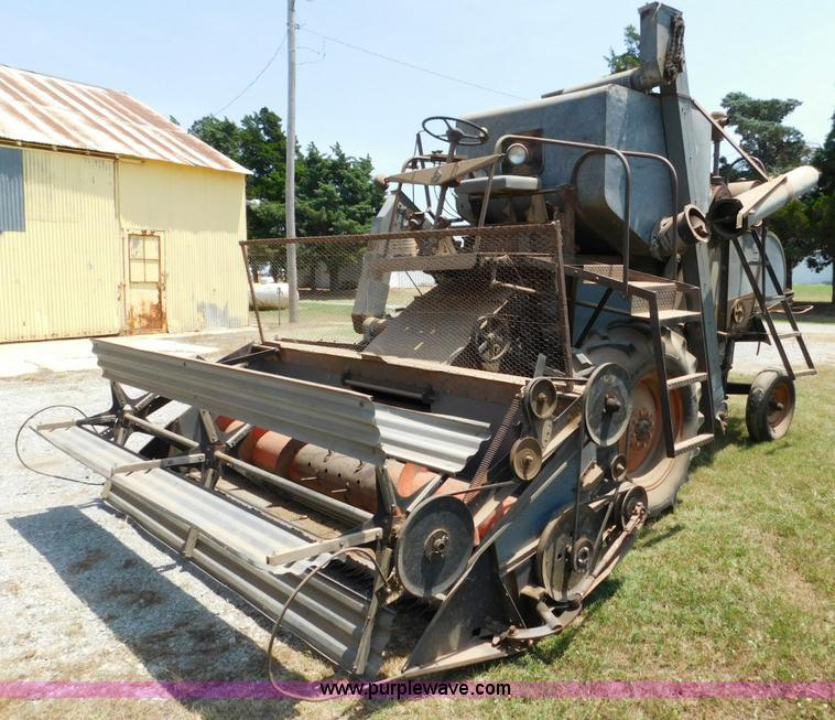 image for item L5890 Gleaner A combine