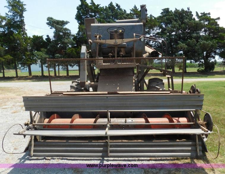 image for item L5890 Gleaner A combine