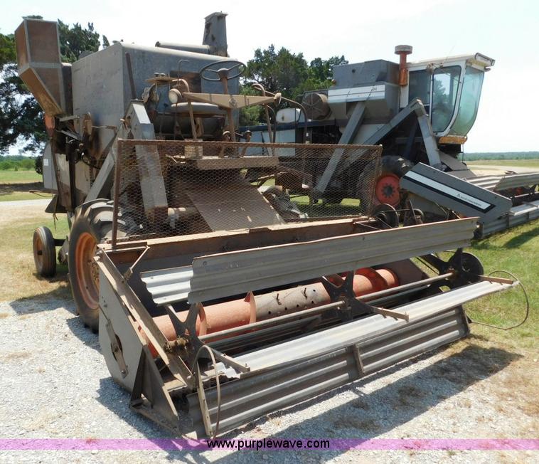 image for item L5890 Gleaner A combine