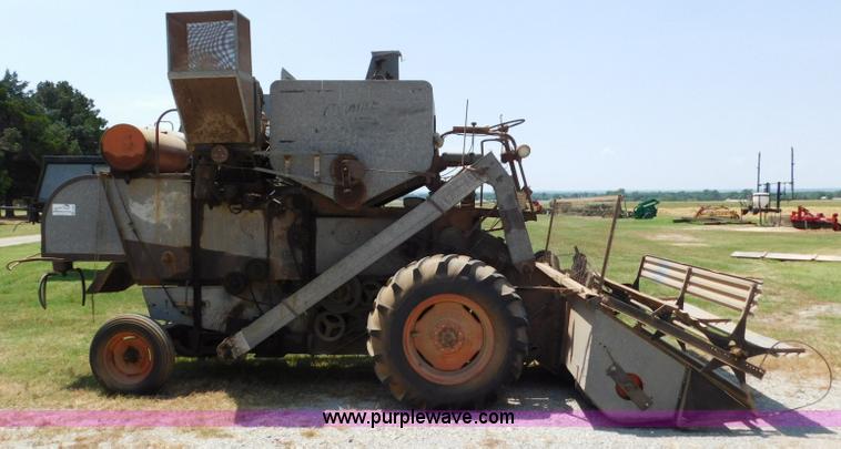image for item L5890 Gleaner A combine