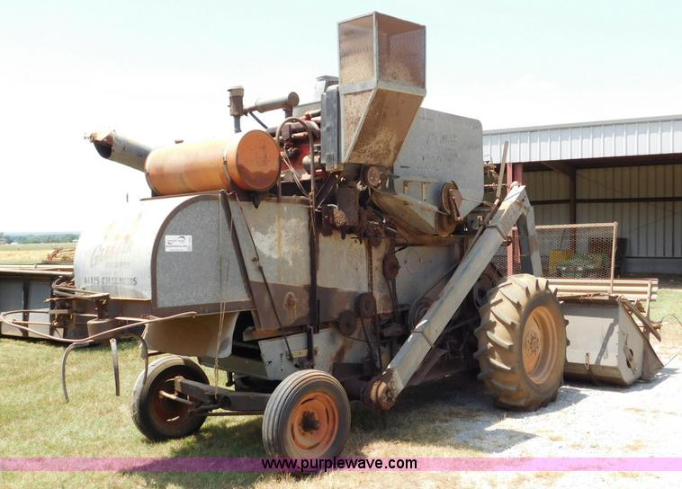 image for item L5890 Gleaner A combine