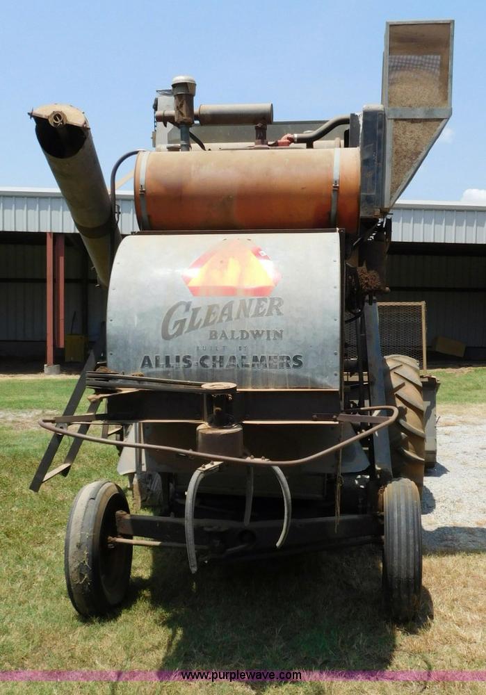 image for item L5890 Gleaner A combine