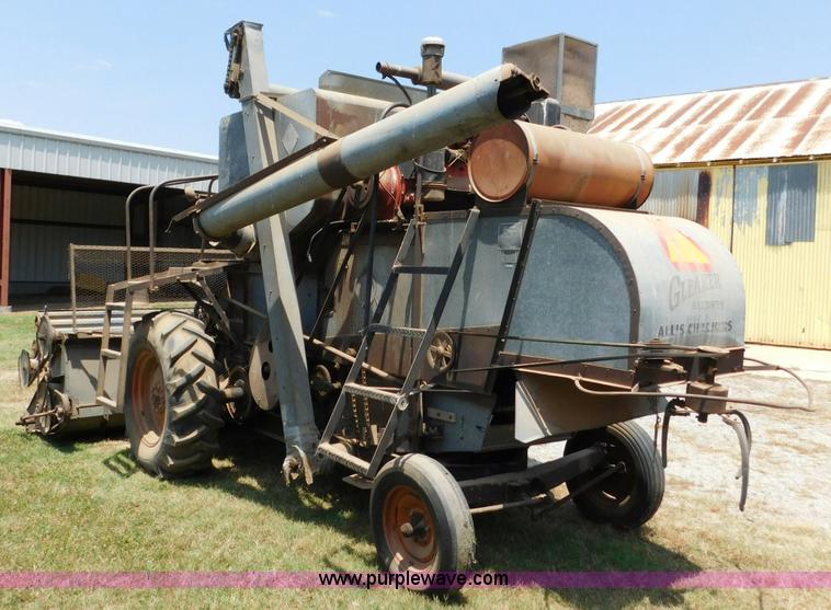 image for item L5890 Gleaner A combine
