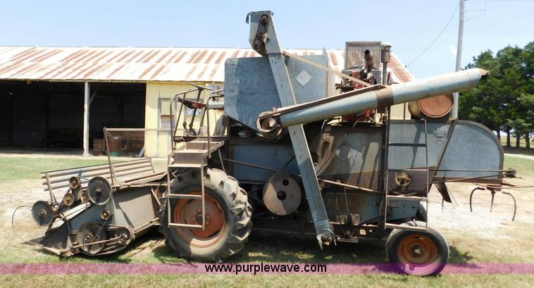 image for item L5890 Gleaner A combine