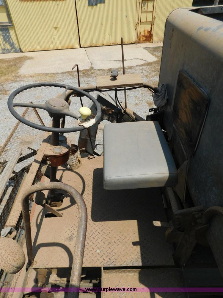 image for item L5890 Gleaner A combine