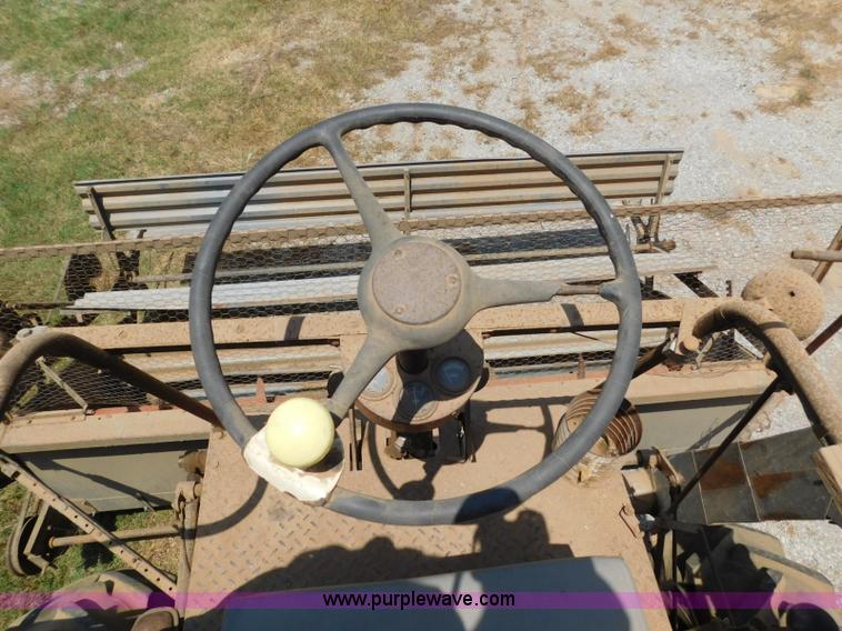 image for item L5890 Gleaner A combine