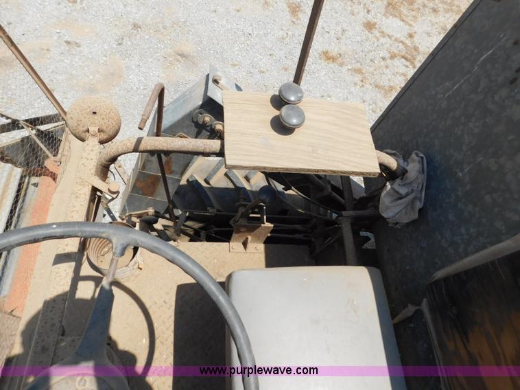 image for item L5890 Gleaner A combine