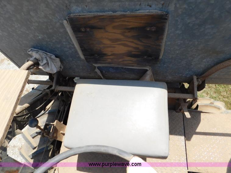 image for item L5890 Gleaner A combine