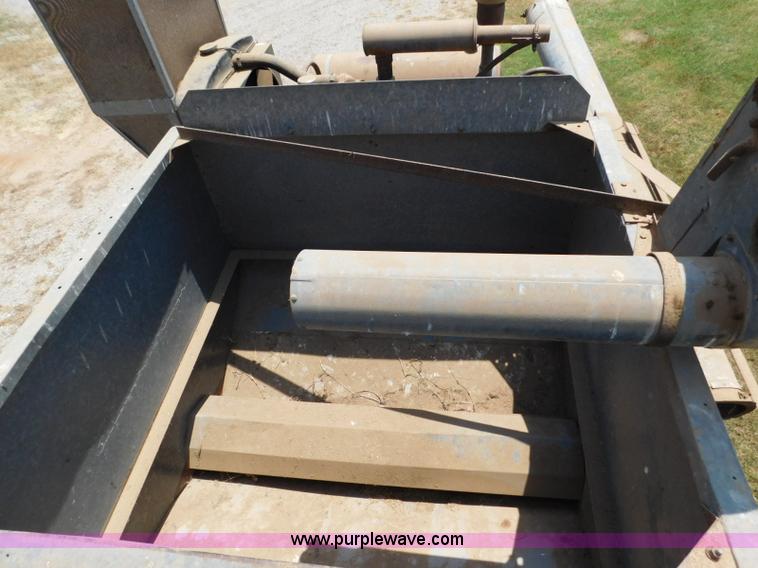 image for item L5890 Gleaner A combine