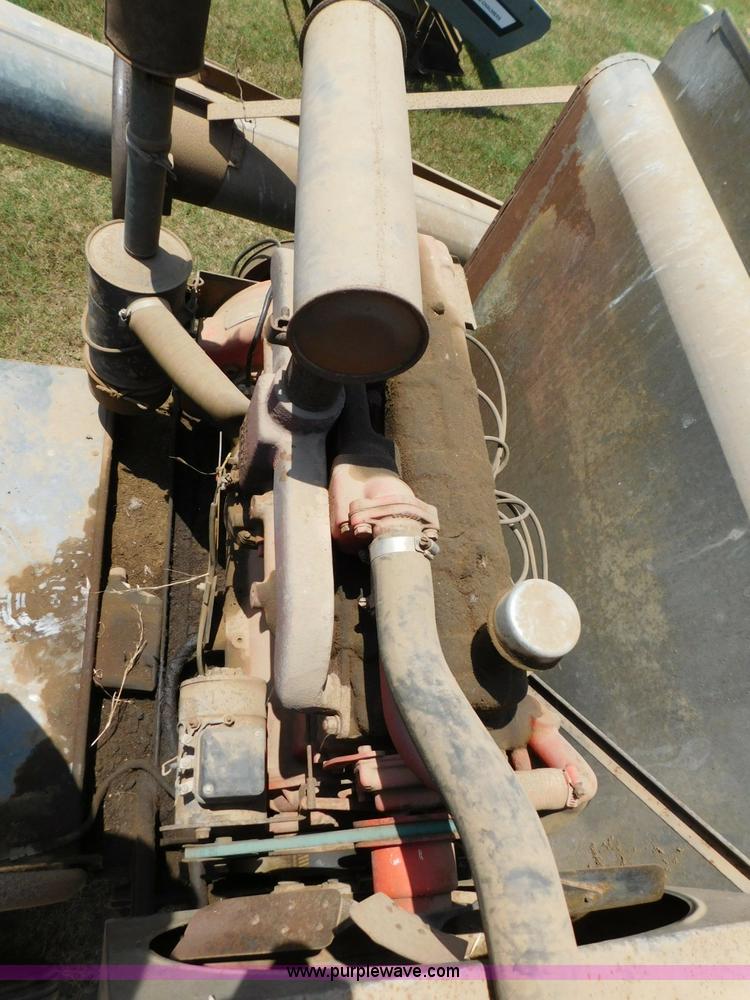 image for item L5890 Gleaner A combine